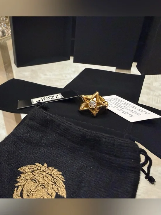 Versace
AUTHENTIC GIANNI VERSACE
SUNBURST RING
Versace Gold Star Ring - Picture 12 of 14